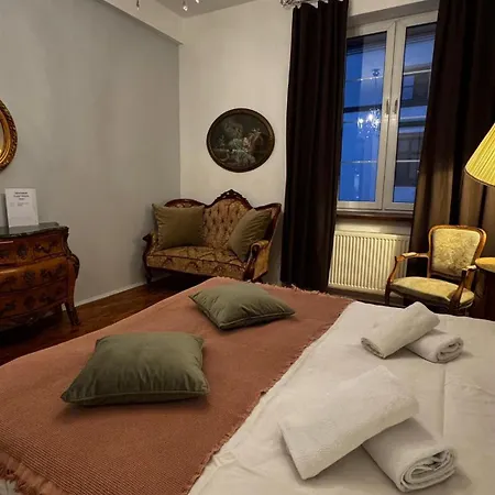 Locus Vietoris Apartment *